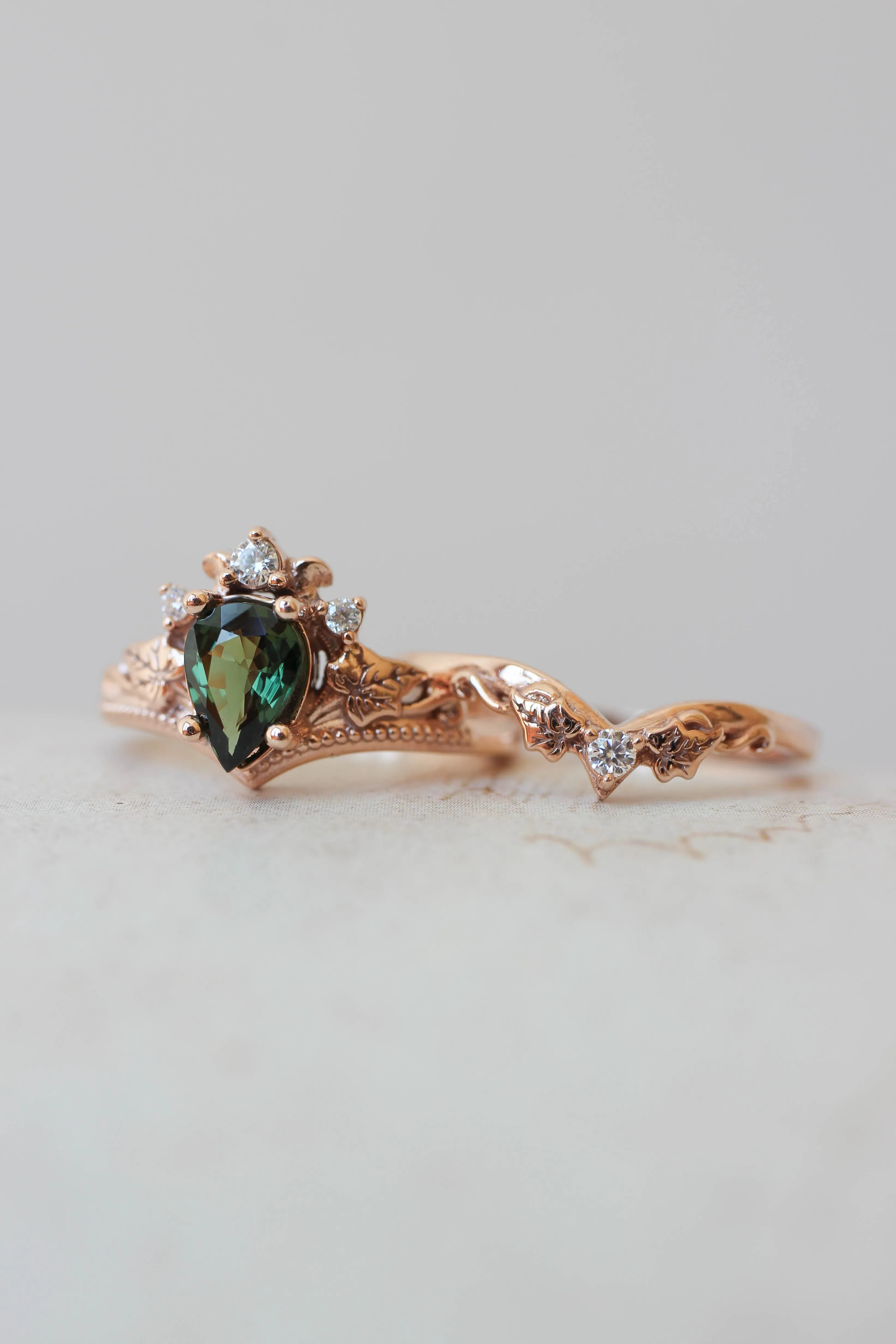 Bridal ring set with green sapphire and diamonds / Ariadne pear cut