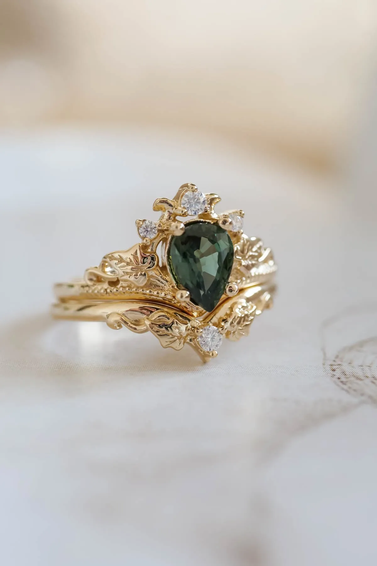 Bridal ring set with green sapphire and diamonds / Ariadne pear cut