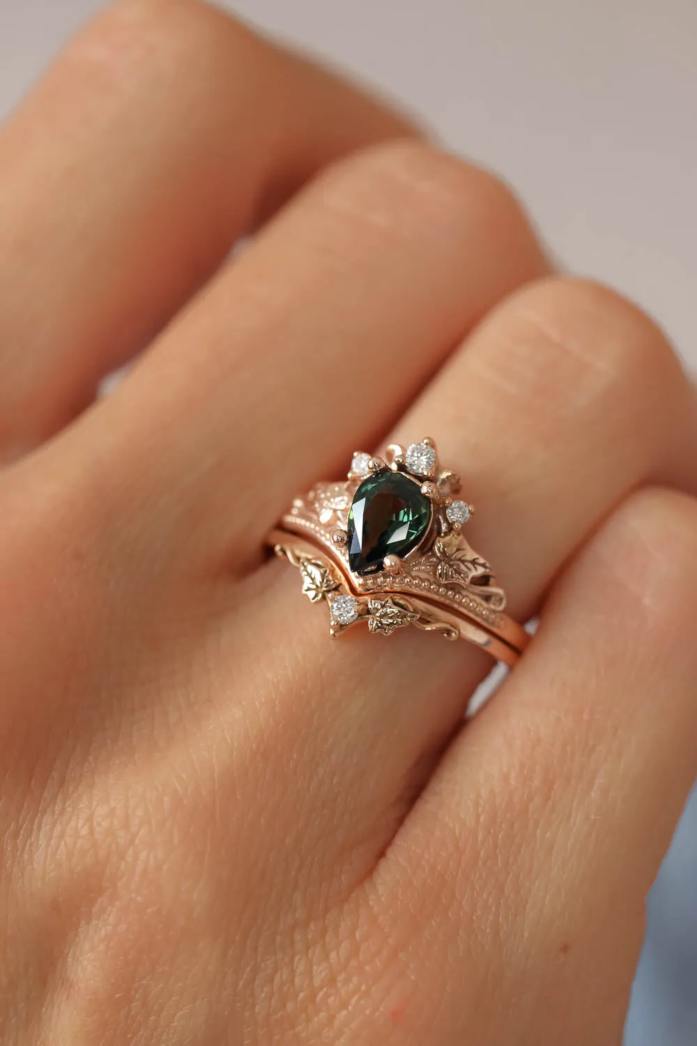 Bridal ring set with green sapphire and diamonds / Ariadne pear cut