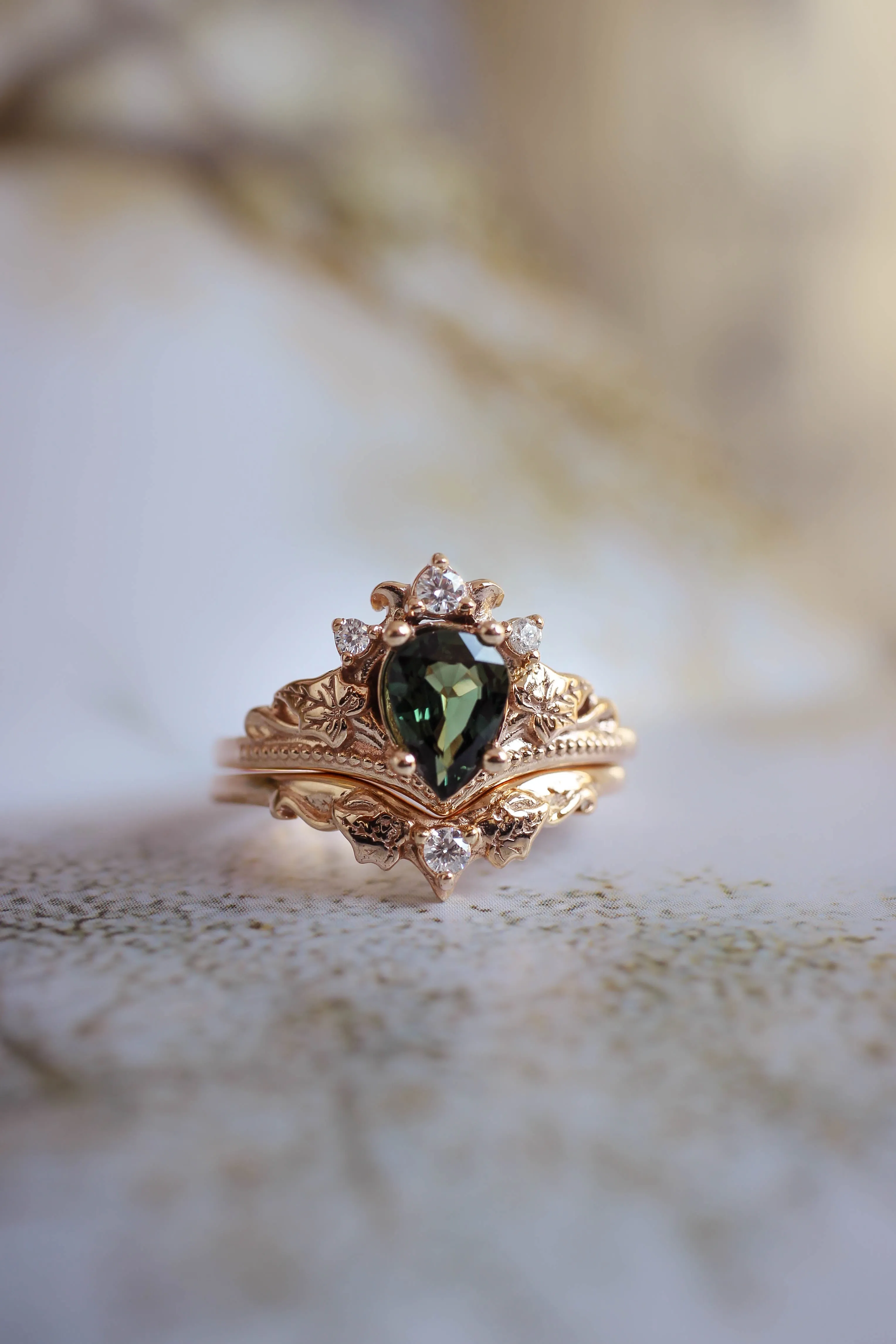 Bridal ring set with green sapphire and diamonds / Ariadne pear cut