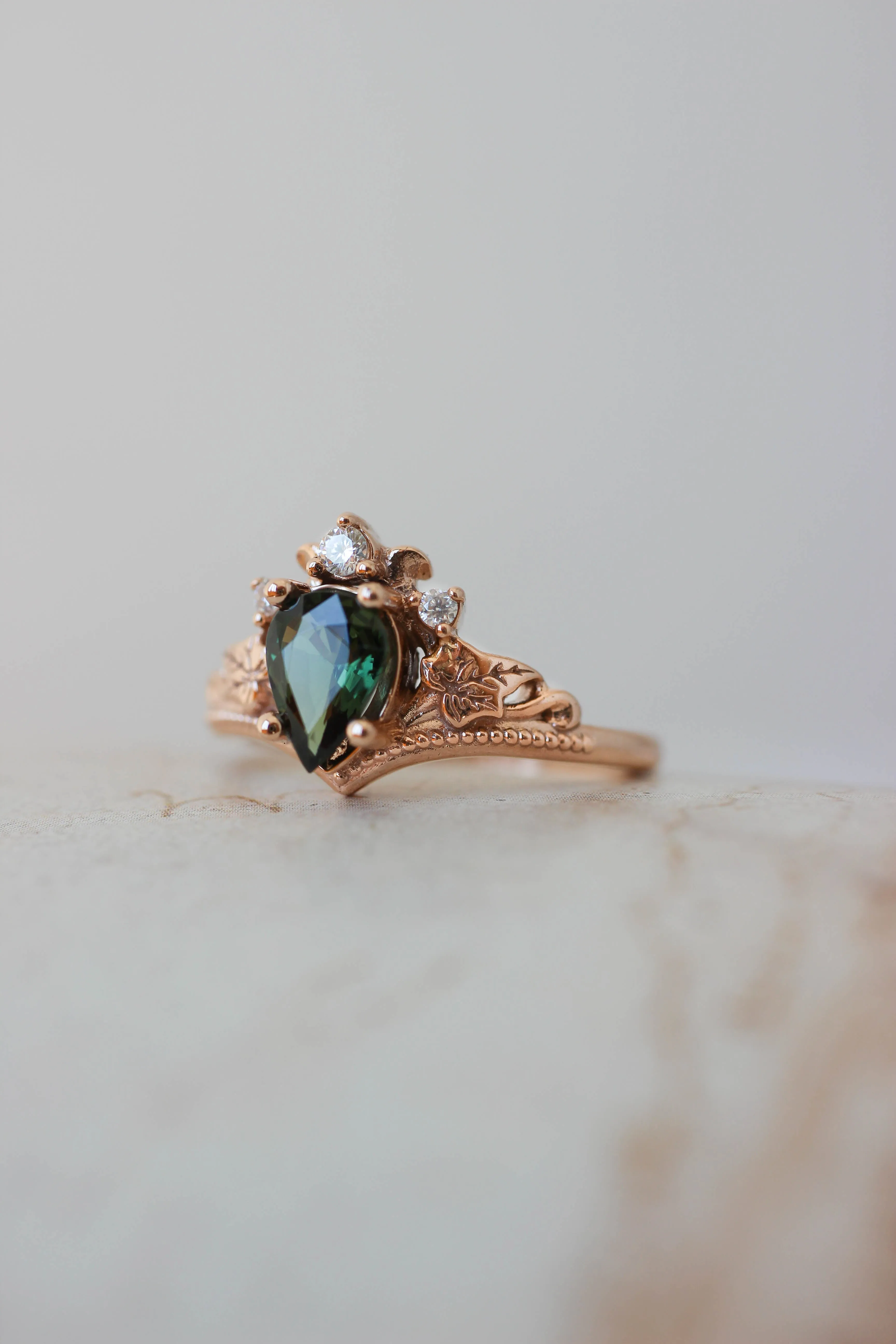 Bridal ring set with green sapphire and diamonds / Ariadne pear cut