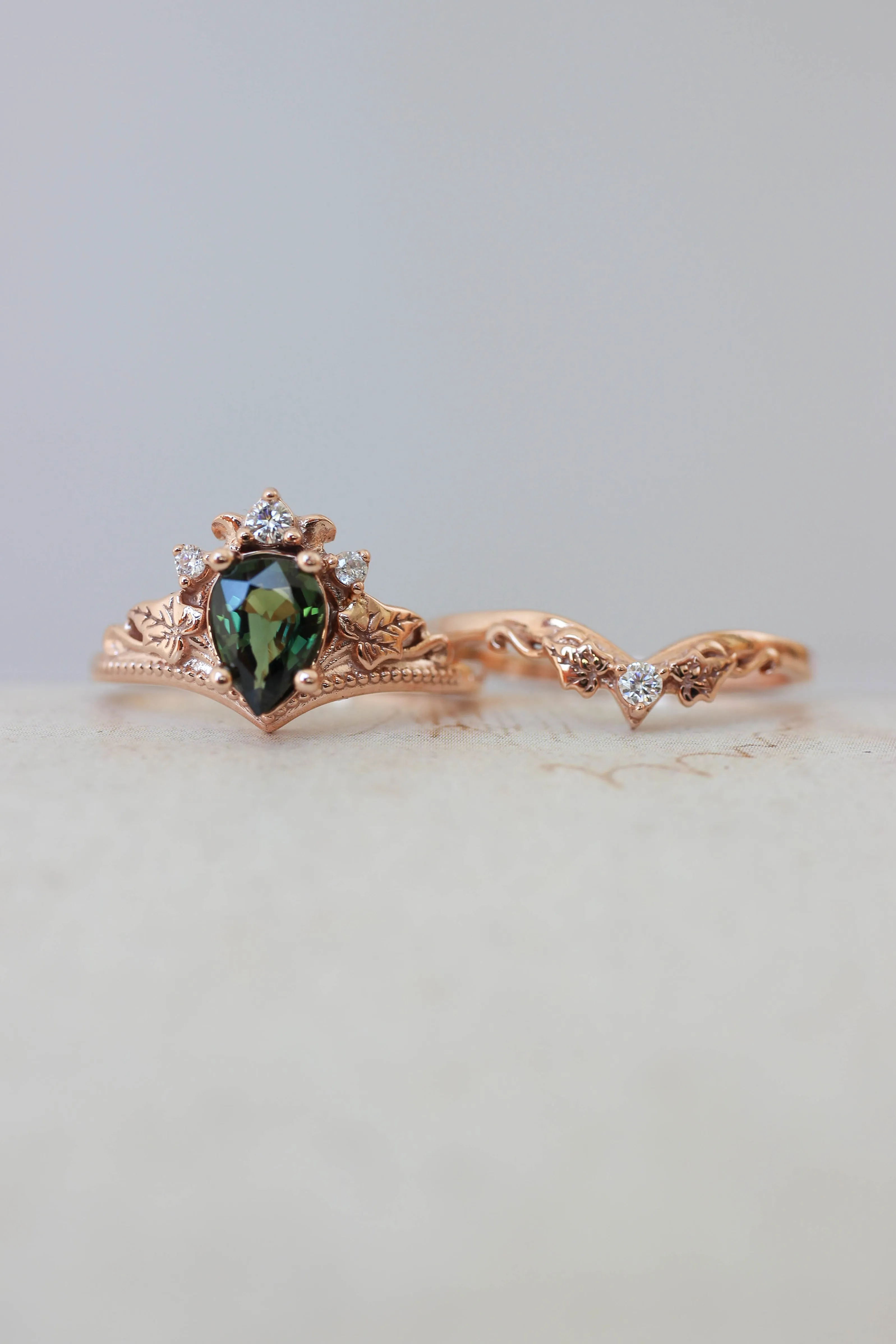 Bridal ring set with green sapphire and diamonds / Ariadne pear cut