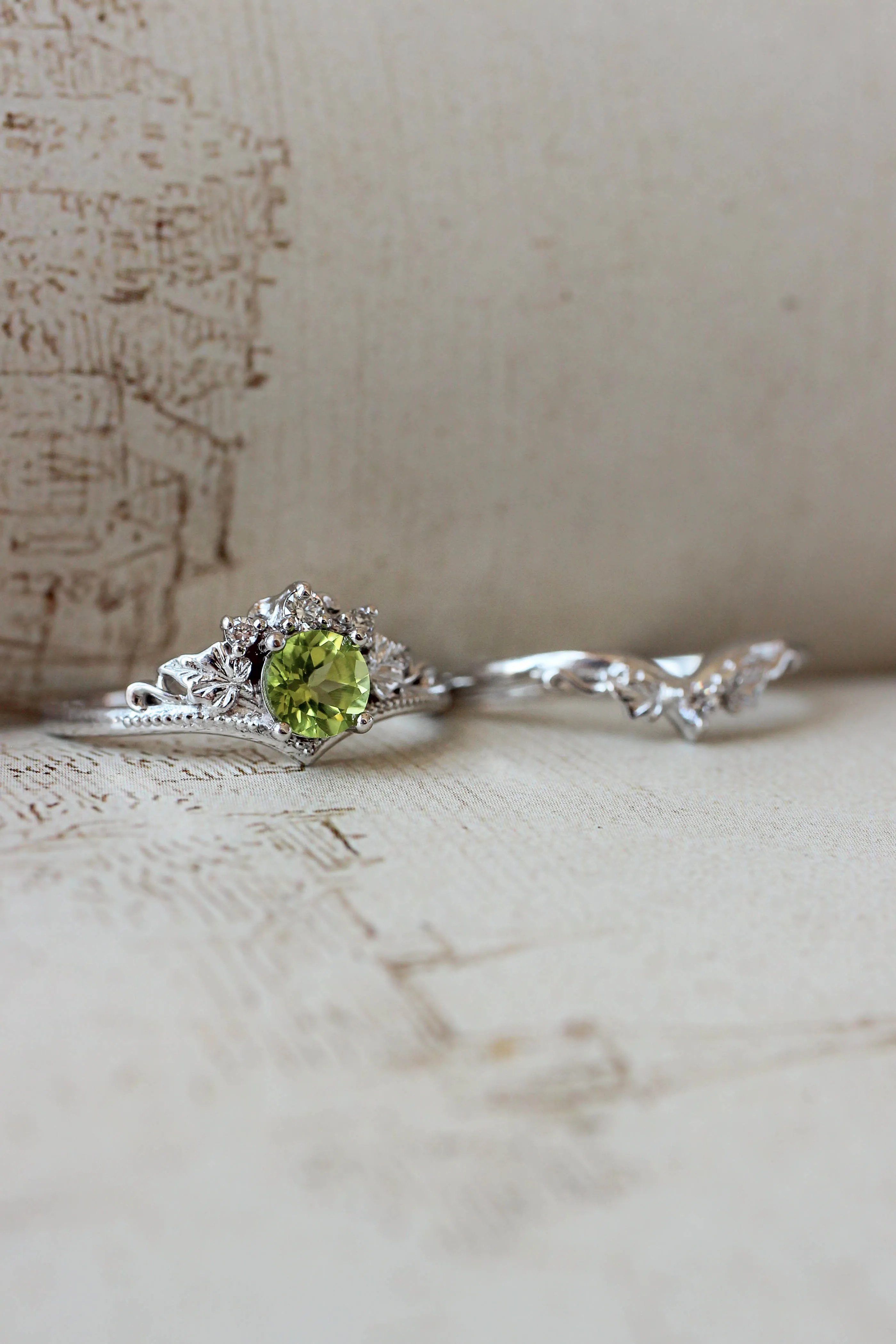 Bridal ring set with peridot and diamonds / Ariadne