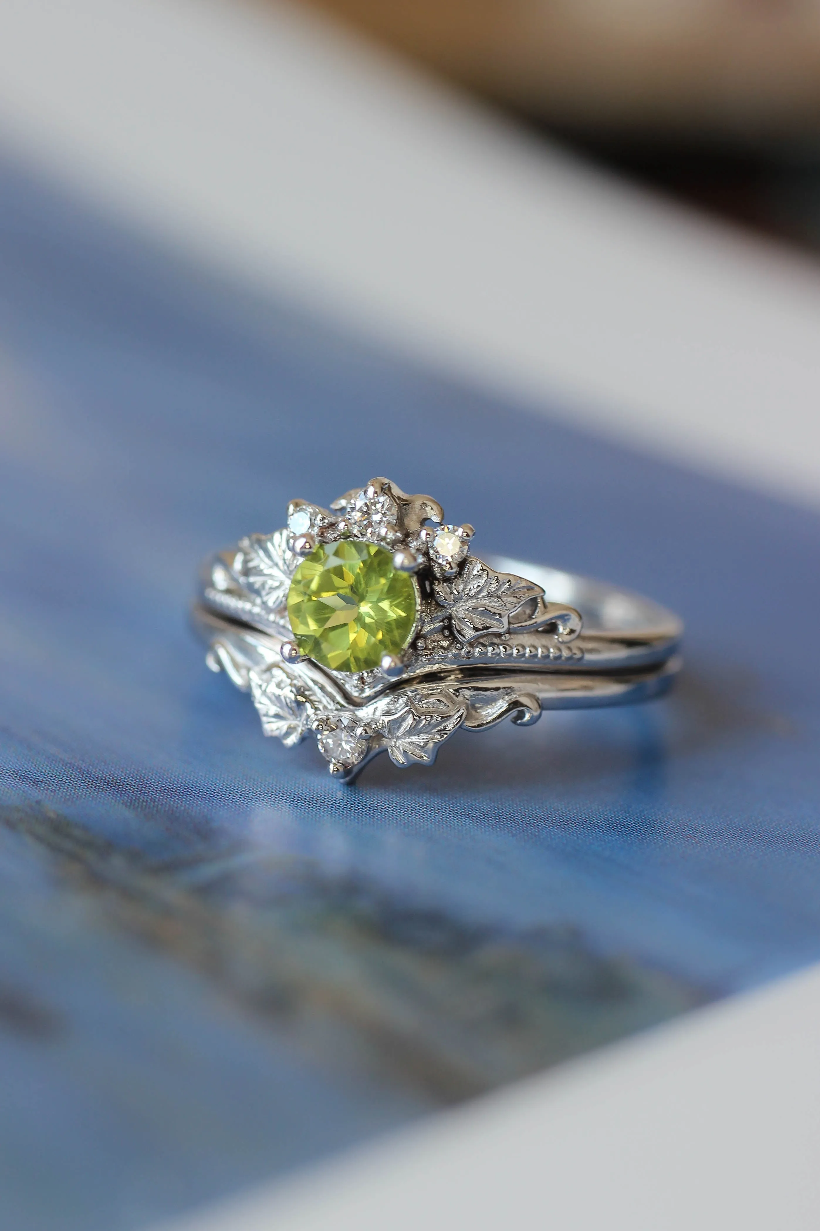 Bridal ring set with peridot and diamonds / Ariadne