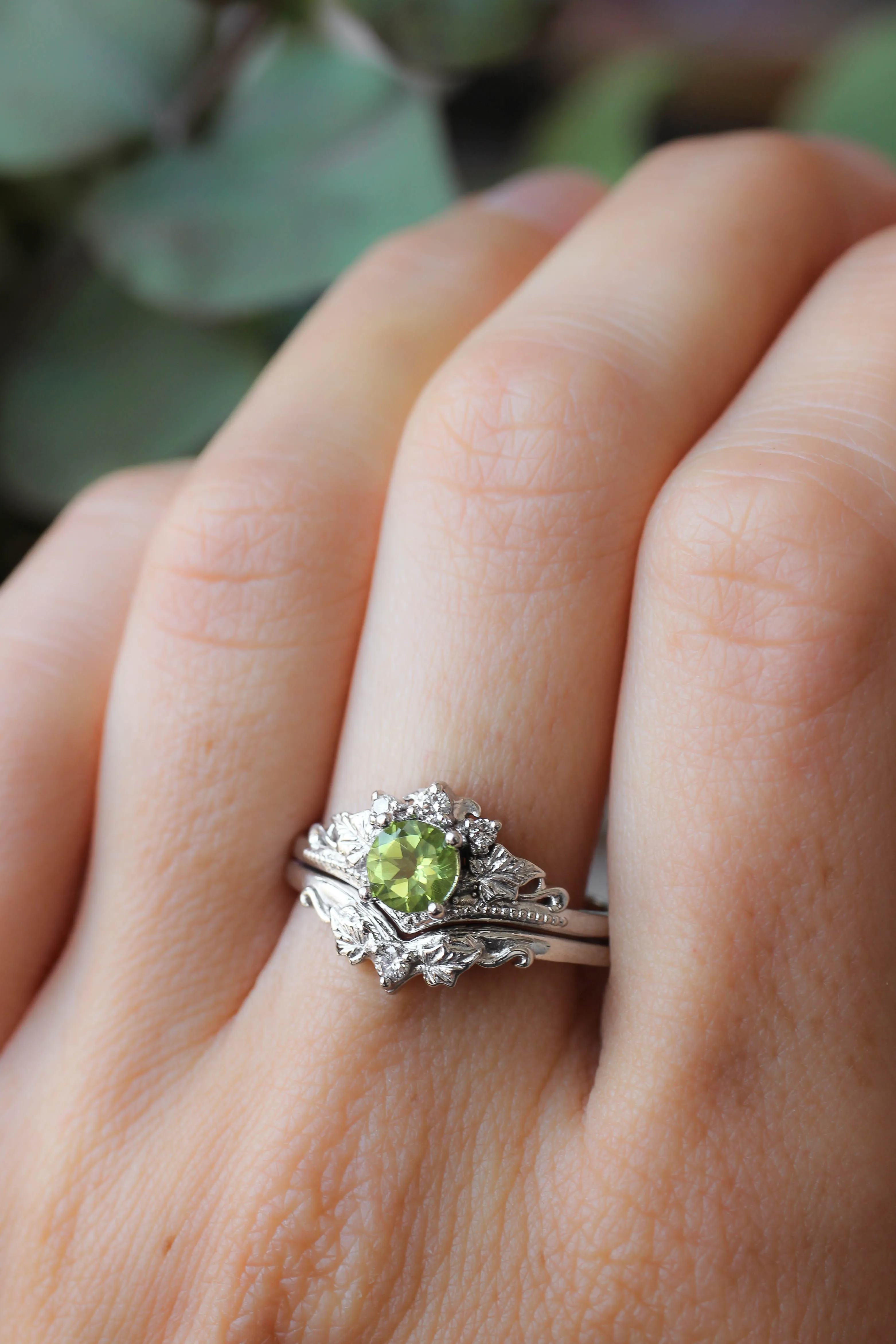 Bridal ring set with peridot and diamonds / Ariadne